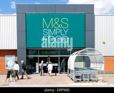 Ein Blick auf den Eingang zu der M & S Food Hall am Sweet Briar Retail Park, Norwich, Norfolk, England, Vereinigtes Königreich. Stockfoto