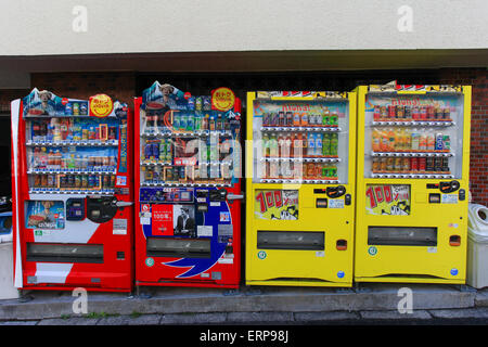 Typischer Satz von Automaten in den Straßen von Tokio. Japan ist bekannt für seine Automaten Stockfoto