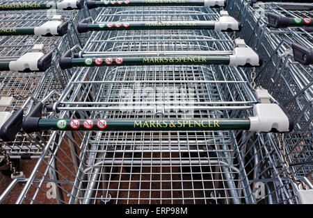 Marks & Spencer Einkaufswagen am Sweet Briar Retail Park, Norwich, Norfolk, England, Vereinigtes Königreich. Stockfoto