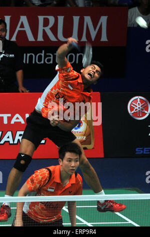 Jakarta, DKI Jakarta, Indonesien. 6. Juni 2015. JAKARTA, Indonesien - Juni 06: Indonesiens Tontowi Ahmad und Liliyana Natsir kehrt einer Schuss Chinas Zhang Nan und Zhao Yunlei bei Mix Doppel bei der 2015 Indonesien Open Superseries Premier Badminton-Turnier in Jakarta am 6. Juni 2015. Bildnachweis: Sijori Bilder/ZUMA Draht/Alamy Live-Nachrichten Stockfoto