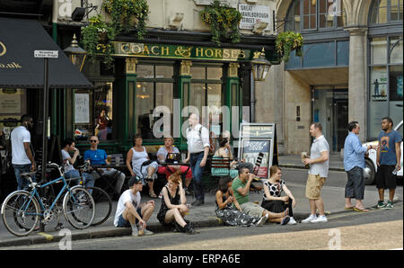Am Abend Getränke auf der Straße, Soho, London. England. Stockfoto
