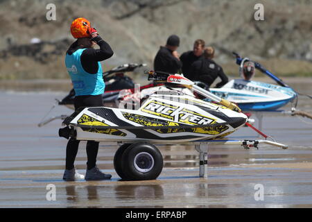 Fistral Strand, Newquay, Cornwall, UK. 6. Juni 2015. Professionelle Jestski Fahrer konkurrieren bei der IFWA Tour Jet Skiweltmeisterschaft in Newquay Fistral Bay. Tag zwei der Rippin H2O Veranstaltung sah beeindruckende Tricks von Freerider. Die dreitägige Veranstaltung am 7. Juni 2015 enden. Bildnachweis: Nicholas Burningham/Alamy Live-Nachrichten Stockfoto