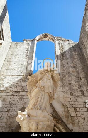 Das Innere des Convento Do Carmo in Lissabon. Diese große Kathedrale von dem Karmeliterorden gebaut und wurde zerstört, während die Li Stockfoto