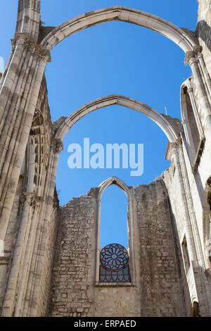 Das Mittelschiff des Convento Do Carmo in Lissabon. Diese große Kathedrale von dem Karmeliterorden gebaut und wurde während zerstört Stockfoto