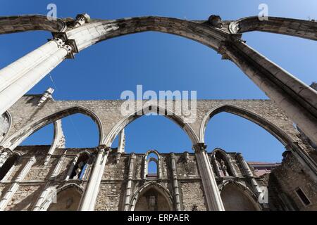 Das Mittelschiff des Convento Do Carmo in Lissabon. Diese große Kathedrale von dem Karmeliterorden gebaut und wurde während zerstört Stockfoto