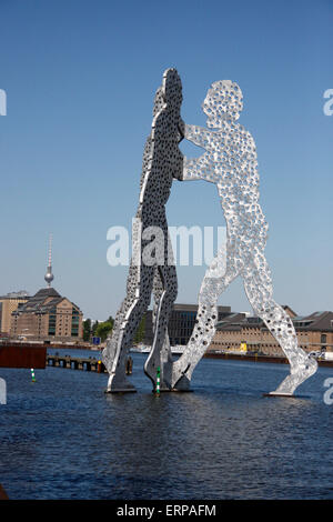 Mai 2008 - BERLIN: die Skulptur "Molekulare Men" von Jonathan Borofsky in der Spree in Berlin. Stockfoto