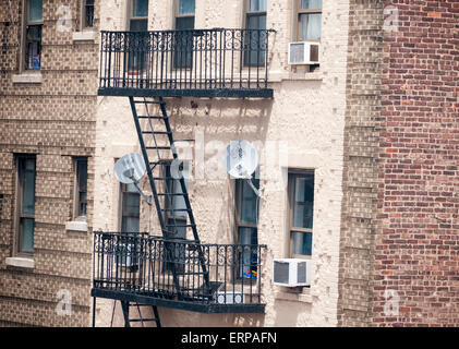 Dish Network-Sat-Antenne an der Wand eines Gebäudes im New Yorker Stadtteil Queens auf Donnerstag, 4. Juni 2015.  Die Teller-Netz, ein Satelliten-Fernsehen und Internet-Anbieter, wird berichtet, dass in Gesprächen mit Handy-Anbieter T-Mobile USA zu verschmelzen. Fernseh-und Kommunikation sind fortzuführen und verwischt die Grenze zwischen den Diensten. (© Richard B. Levine) Stockfoto