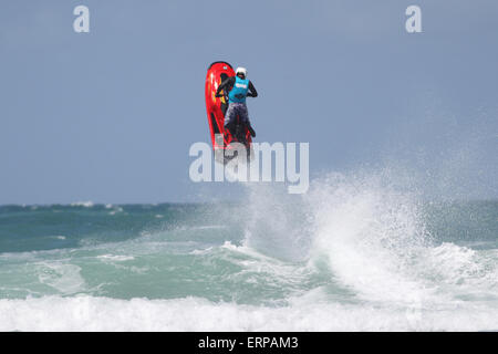 Fistral Strand, Newquay, Cornwall, UK. 6. Juni 2015. Professionelle Jestski Fahrer konkurrieren bei der IFWA Tour Jet Skiweltmeisterschaft in Newquay Fistral Bay. Tag zwei der Rippin H2O Veranstaltung sah beeindruckende Tricks von Freerider. Die dreitägige Veranstaltung am 7. Juni 2015 enden. Bildnachweis: Nicholas Burningham/Alamy Live-Nachrichten Stockfoto