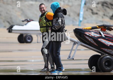 Fistral Strand, Newquay, Cornwall, UK. 6. Juni 2015. Professionelle Jestski Fahrer konkurrieren bei der IFWA Tour Jet Skiweltmeisterschaft in Newquay Fistral Bay. Tag zwei der Rippin H2O Veranstaltung sah beeindruckende Tricks von Freerider. Die dreitägige Veranstaltung am 7. Juni 2015 enden. Bildnachweis: Nicholas Burningham/Alamy Live-Nachrichten Stockfoto