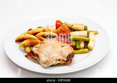 Gefüllter Truthahn-Schnitzel mit Parma Schinken, Spargel und Kartoffel-Nudeln Stockfoto