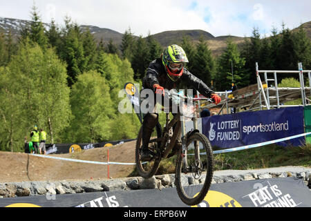 Fort Williams, Schottland. 5. Juni 2015. Extreme Wetterbedingungen stoppen nicht Reiter üben auf dem Platz für Runde 2 des UCI Mountain Bike World Cup in Fort William, Schottland auf 6 bis 7. Juni 2015. Bildnachweis: Malcolm Gallone/Alamy Live-Nachrichten Stockfoto