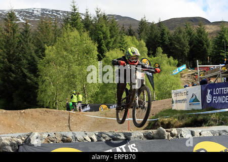 Fort Williams, Schottland. 5. Juni 2015. Extreme Wetterbedingungen stoppen nicht Reiter üben auf dem Platz für Runde 2 des UCI Mountain Bike World Cup in Fort William, Schottland auf 6 bis 7. Juni 2015. Bildnachweis: Malcolm Gallone/Alamy Live-Nachrichten Stockfoto