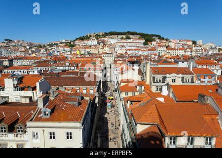 Ein Blick über die roten Dächer und die Rua de Santa Justa in Lissabon Stadt, Hauptstadt von Portugal von den Höhen der Standseilbahn Stockfoto