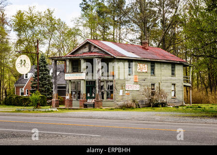 Zwei Frösche auf A Fahrrad Antiquitäten, 13262 Hannover Courthouse Road, Hannover, Virginia Stockfoto