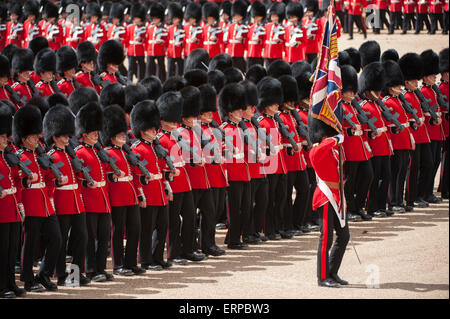 Horse Guards Parade, London, UK. 6. Juni 2015. HRH The Prince Of Wales, nimmt Colonel Welsh Guards Salute an die offizielle Generalprobe eine Woche vor Trooping die Farbe, die Queen Geburtstag Parade. Die Farbe dieses Jahr marschierten ist das 1. Bataillon Welsh Guards. Bildnachweis: Malcolm Park Leitartikel/Alamy Live-Nachrichten Stockfoto