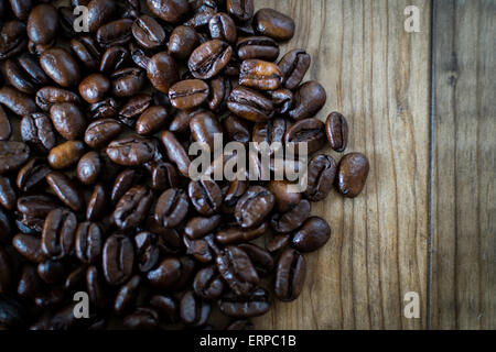 Nahaufnahme von dunkel gerösteten Kaffeebohnen Stockfoto