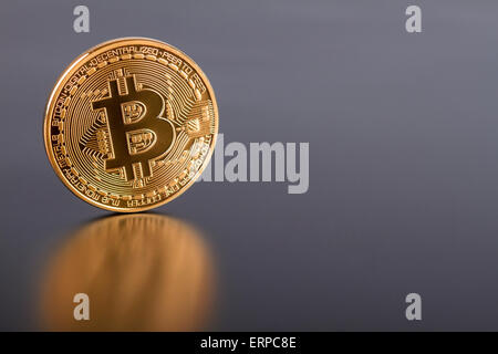 Studioaufnahme des goldenen virtuelle Währung Bitcoin auf grau. Nahaufnahme der Vorderseite. Stockfoto