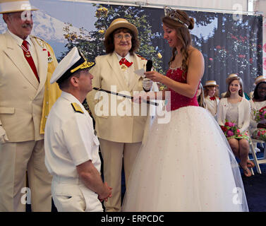 US Navy Rear Admiral Jeff Ruth ist geadelt durch Rose Festival Queen Emma Waibel während der königlichen Gartenfachleute Honorary adeln Zeremonie im Rahmen des 106. jährliche Rose Festival und Fleet Week 5. Juni 2015 in Portland, Oregon. Stockfoto