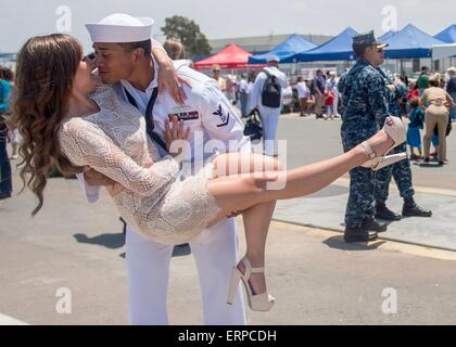 U.S. Navy Sailor Jesse Ibarra grüßt seine Frau während einer Heimkehr-Feier am Naval Base San Diego nach einem 10-monatigen Einsatz 4. Juni 2015 in San Diego, Kalifornien. Stockfoto