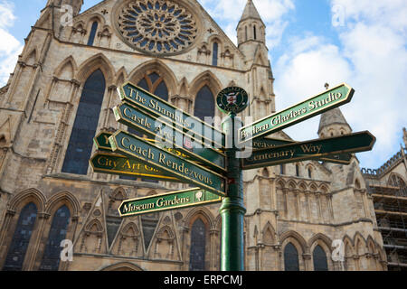 Touristischen Hinweisschild mit York Minster im Hintergrund, York, England Stockfoto