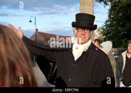 Ein Reiseleiter zeigen, um eine Gruppe von Besuchern bei der York Ghost Tour Stockfoto