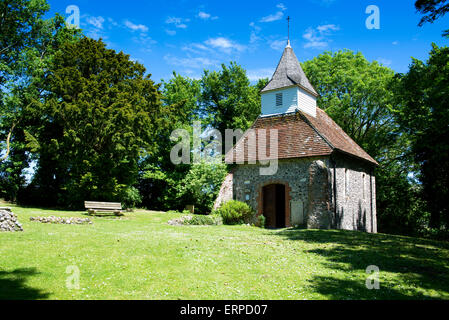 Die kleine Kirche des guten Hirten an Lullington auf der South Downs über Touristenort an einem Sommernachmittag Stockfoto