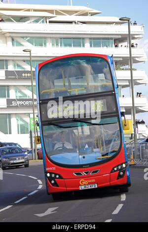 Epsom Downs Surrey UK. 6. Juni 2015. Die besonderen Service 406F-Doppeldecker-Bus dauert Rennen Gänger, und von der Rennbahn. Bildnachweis: Julia Gavin UK/Alamy Live-Nachrichten Stockfoto