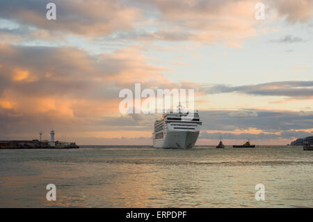 Großes Schiff Abend Ankunft in Yalta Port, Krim, Ukraine. Stockfoto