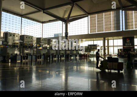 Leere Check-in-Schalter am Flughafen, Check-in Schalter, Malaga, Spanien. Stockfoto