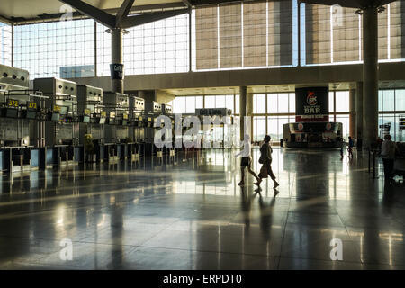 Leere Check-in-Schalter am Flughafen, Check-in Schalter, Malaga, Spanien. Stockfoto