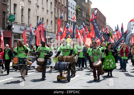 Dublin, Irland. 6. Juni 2015. Dunnes Stores Mitarbeiter und Unterstützer über Arbeitsbedingungen, einschließlich Low-Stunden-Verträge, bei einer Kundgebung vor der Zentrale der Dunnes Stores in Georges Street, Dublin auf Samstag, 6. Juni 2015 zu protestieren. Bildnachweis: Doreen Kennedy/Alamy Live-Nachrichten Stockfoto