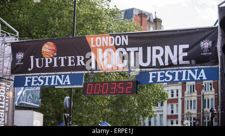 London, UK. 6. Juni 2015.  Die 9. Ausgabe des preisgekrönten Jupiter London Nocturne trifft die Straßen von Farringdon.  Die Veranstaltung bringt das beste Kriterium Rennen, um die schnellen und technischen Rennstrecke nahe Smithfield Market, mit einer Mischung aus Elite und Amateur-Rennen für männliche und weibliche Fahrer. Bildnachweis: Stephen Chung / Alamy Live News Stockfoto