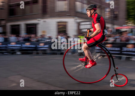 London, UK. 6. Juni 2015.  Ein Mann fährt durch das Hochrad-Rennen, wie die 9. Ausgabe des preisgekrönten Jupiter London Nocturne die Straßen von Farringdon trifft.  Die Veranstaltung bringt das beste Kriterium Rennen, um die schnellen und technischen Rennstrecke nahe Smithfield Market, mit einer Mischung aus Elite und Amateur-Rennen für männliche und weibliche Fahrer. Bildnachweis: Stephen Chung / Alamy Live News Stockfoto