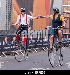 London, UK. 6. Juni 2015.  Hochrad-Fahrer gratulieren einander, wie die 9. Ausgabe des preisgekrönten Jupiter London Nocturne die Straßen von Farringdon trifft.  Die Veranstaltung bringt das beste Kriterium Rennen, um die schnellen und technischen Rennstrecke nahe Smithfield Market, mit einer Mischung aus Elite und Amateur-Rennen für männliche und weibliche Fahrer. Bildnachweis: Stephen Chung / Alamy Live News Stockfoto