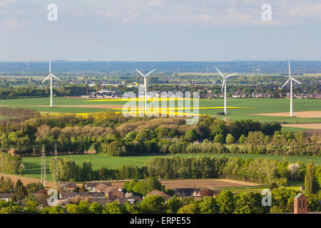 Flache westdeutsche Landschaft in der Nähe von Aachen und Herzogenrath mit Windkraftanlagen im Vordergrund. Stockfoto