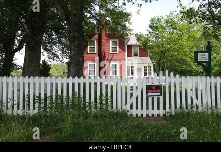 Amerikanisches Landhaus mit Schild "kein Hausfriedensbruch", Lehigh Valley, Pennsylvania, USA. Stockfoto