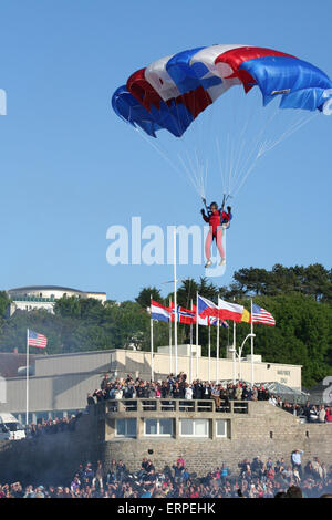 Arromanches-Les-Bains (Goldstrand), Normandie, Frankreich. 6. Juni 2015. Riesige Menschenmengen versammeln sich zum 71. Jahrestag des d-Day Landungen von den britischen Streitkräften auf Gold Beach. Am Abend springen Fallschirmspringer aus c-47 Flugzeuge und Land direkt am Strand, großer Jubel von den Massen. Das diesjährige d-Day Festival markiert den 70. Jahrestag des Endes des zweiten Weltkriegs. Bildnachweis: Daniel und Flossie weiß/Alamy Live-Nachrichten Stockfoto