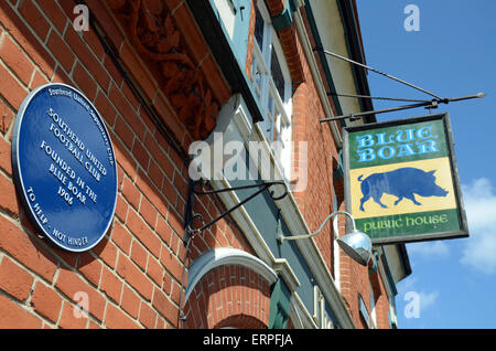 Blaue Plakette. Das Blue Boar Pub in Southend on Sea, Essex, Großbritannien, ist der Geburtsort der Fußballmannschaft von Southend United Stockfoto