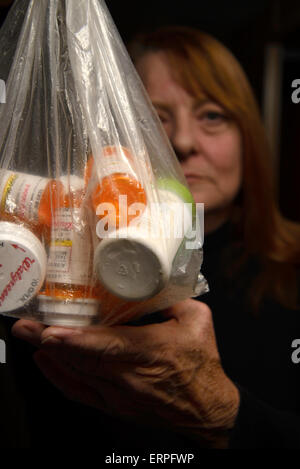 Verschreibungspflichtige Medikamente genommen von einer Frau mit chronischen Erkrankungen. Stockfoto