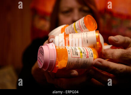 Verschreibungspflichtige Medikamente genommen von einer Frau mit chronischen Erkrankungen. Stockfoto