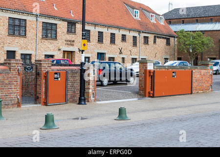 Riverside-Eigenschaften in King's Lynn haben umfangreiche Hochwasserschutz Stockfoto