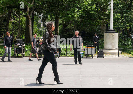 28. Mai 2015, zeigt Alicia Keys bis um zu schießen eine kommerzielle, Werbung in Washington Park, New York, USA Stockfoto