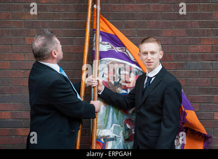 Vater und Sohn nehmen an einer Orange Walk Teil. Oranier und Frauen marschieren in umstrittenen Oranier-Orden Veranstaltung genannt "Orangefest" in Glasgow am 6. Juni 2015. Stockfoto