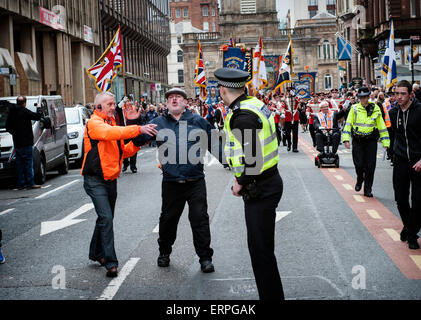 Oranier und Frauen marschieren in umstrittenen Oranier-Orden Veranstaltung genannt "Orangefest" in Glasgow am 6. Juni 2015. Stockfoto