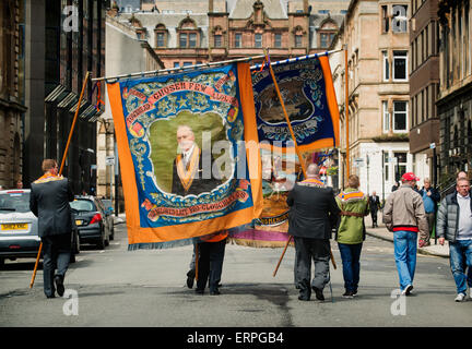 Oranier und Frauen marschieren in umstrittenen Oranier-Orden Veranstaltung genannt "Orangefest" in Glasgow am 6. Juni 2015. Stockfoto