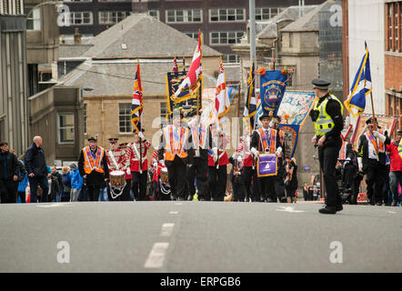 Oranier und Frauen marschieren in umstrittenen Oranier-Orden Veranstaltung genannt "Orangefest" in Glasgow am 6. Juni 2015. Stockfoto