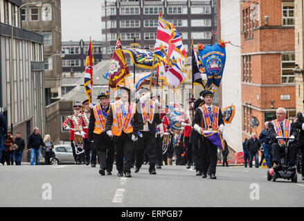 Oranier und Frauen marschieren in umstrittenen Oranier-Orden Veranstaltung genannt "Orangefest" in Glasgow am 6. Juni 2015. Stockfoto