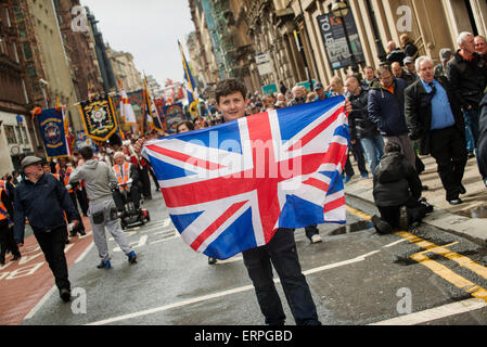 Oranier und Frauen marschieren in umstrittenen Oranier-Orden Veranstaltung genannt "Orangefest" in Glasgow am 6. Juni 2015. Stockfoto