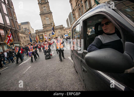 Oranier und Frauen marschieren in umstrittenen Oranier-Orden Veranstaltung genannt "Orangefest" in Glasgow am 6. Juni 2015. Stockfoto