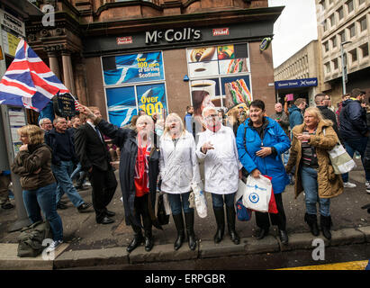 Oranier und Frauen marschieren in umstrittenen Oranier-Orden Veranstaltung genannt "Orangefest" in Glasgow am 6. Juni 2015. Stockfoto